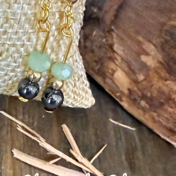 Elegant Green and hematite Beaded Earrings - Picture 1 of 1
